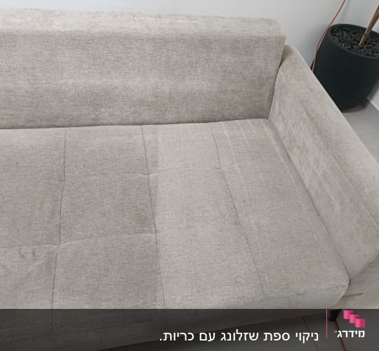 ספה אפורה עם כריות על רצפה בהירה